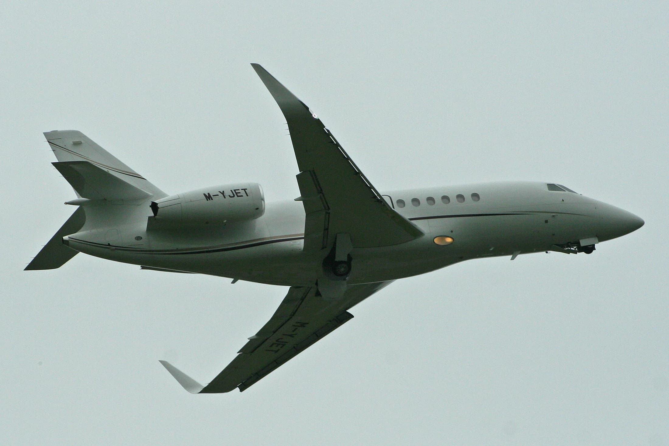 Dassault Falcon 2000EX EASy M-YJET exterior