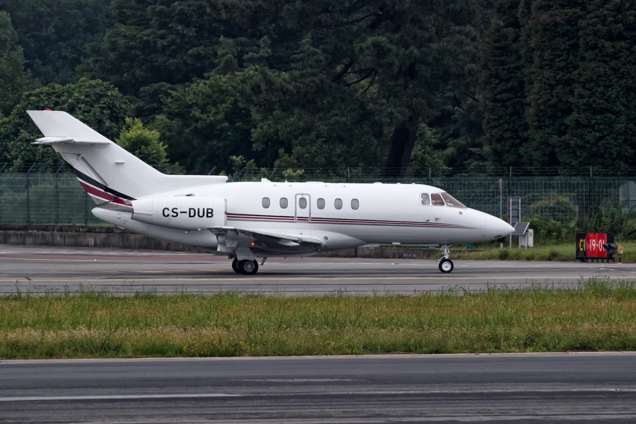Hawker Beechcraft 750 CS-DUB taxiing at Vigo Airport