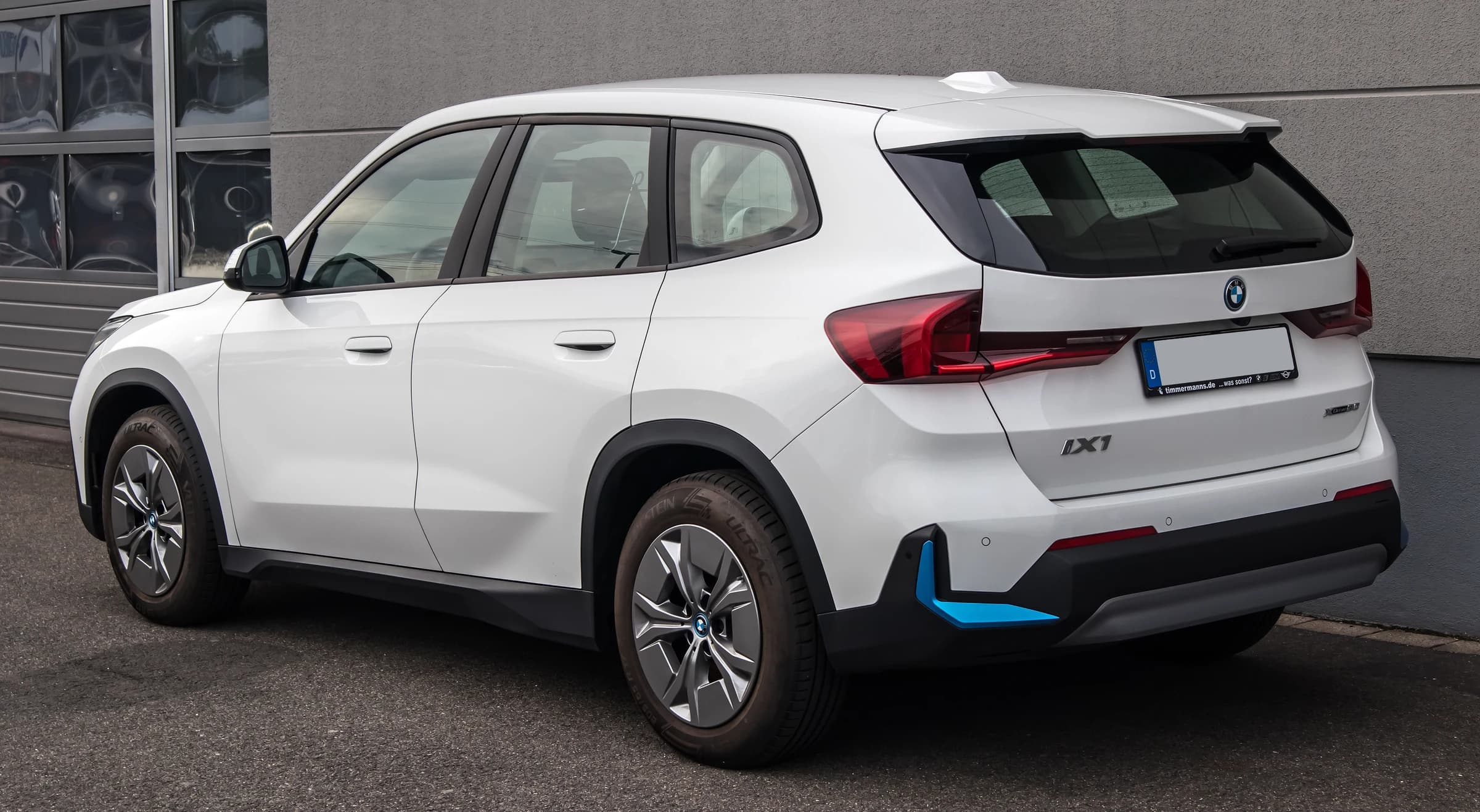 BMW iX1 LWB exterior