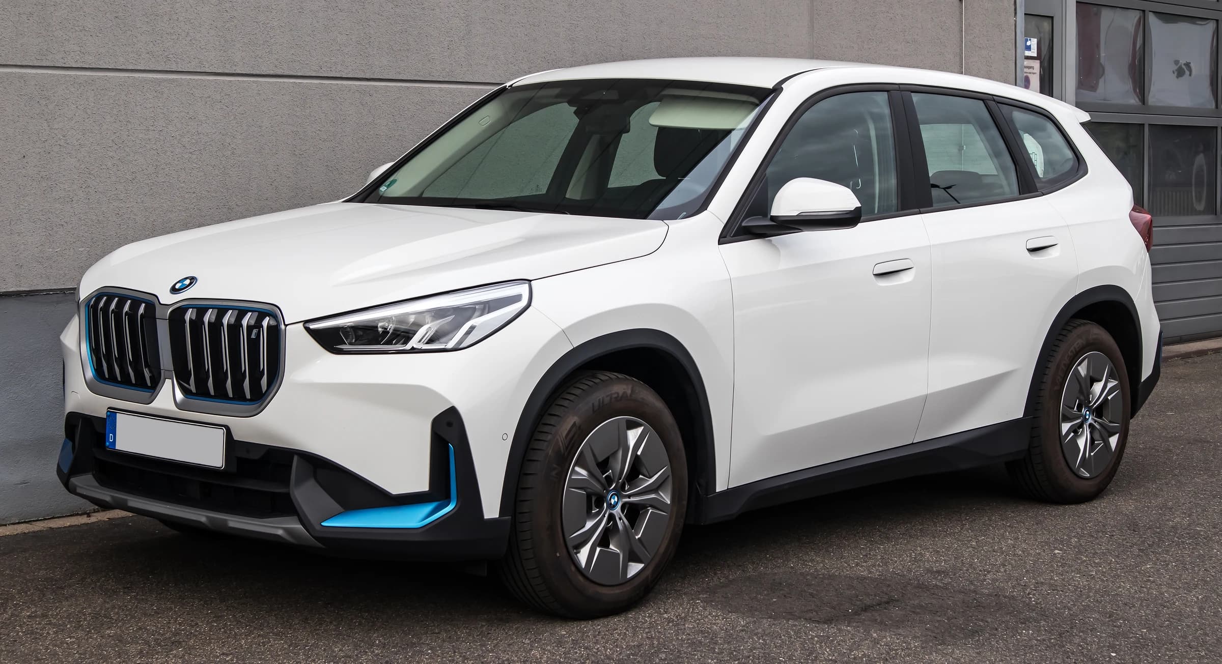 BMW iX1 LWB exterior